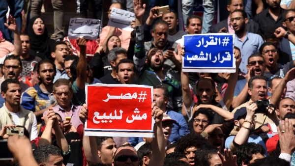 Egyptians rally outside Cairo's Press Syndicate, bearing signs saying "Egypt is not for Sale" (AFP / Mohamed el-Shahed)