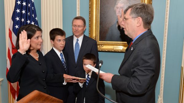 Dana Shell Smith is sworn in as US ambassador to Qatar in 2013 (Flickr)