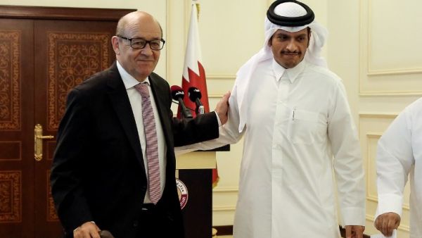 French Minister of Europe and Foreign Affairs embraces his Qatari counterpart (STRINGER / AFP)