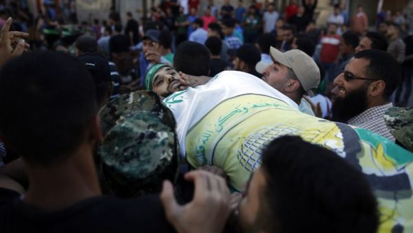 Palestinian mourners carry the body of man who was killed during clashes with Israeli soldiers, on May 14, 2018 in Gaza City/AFP