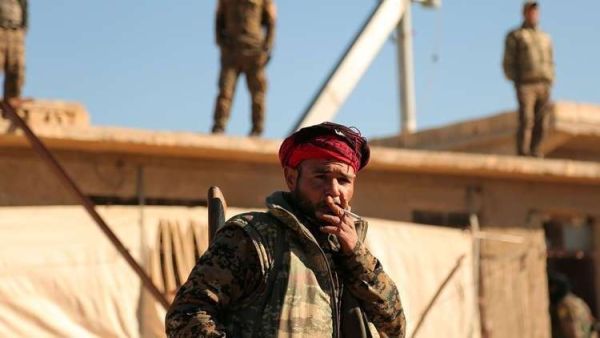 مقاتل من قوات سوريا الديمقراطية