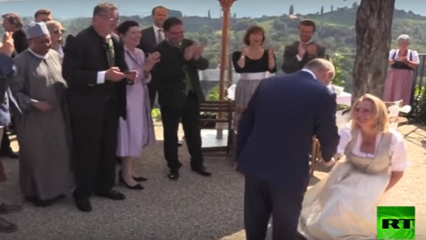 وزيرة خارجية النمسا ترقص مع بوتين خلال حفل زفافها
