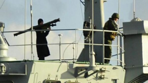 جندي روسي، يوجه صاورخًا محمولًا على الكتف، نحو مدينة إسطنبول التركية