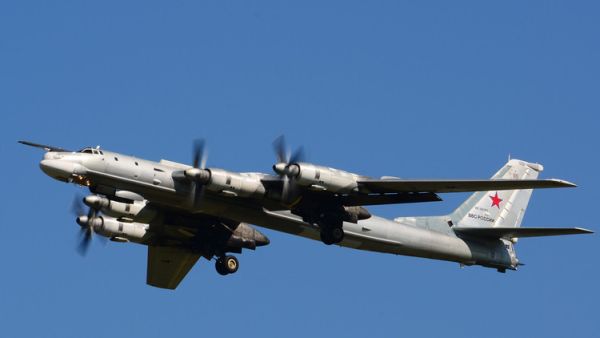 قاذفة روسية استراتيجية بعيدة المدى من طراز "تو-95" 
