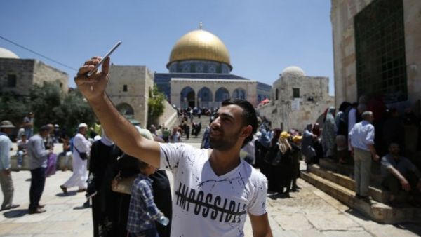 Muslims attend prayers during Ramadan in Jerusalem (Ahmad Gharabi/AFP) Muslims attend prayers during Ramadan in Jerusalem (Ahmad Gharabi/AFP)