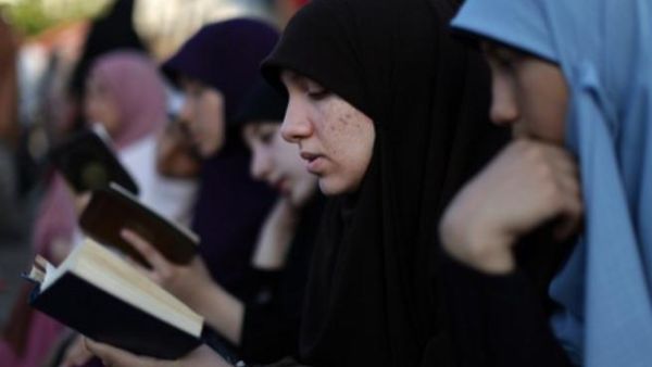 مصريات مؤيدات للرئيس المعزول محمد مرسي.