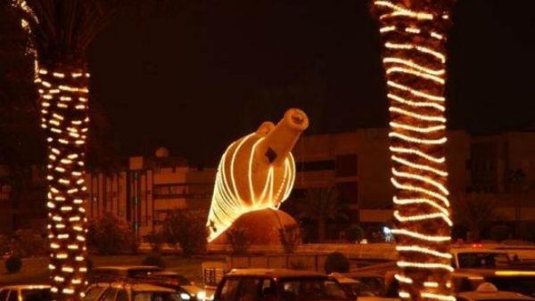 أحد ميادين مكة المكرمة مزدان بالأضواء. 