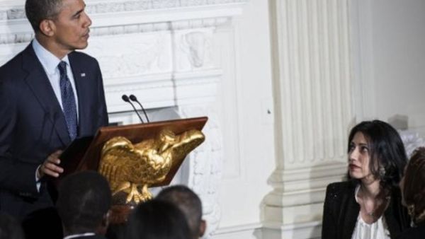 أوباما مع هوما عابدين خلال حفل إفطار في البيت الأبيض 