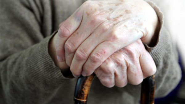 تفانت السيدات لمنخ العمال المسنين السعادة في رمضان.