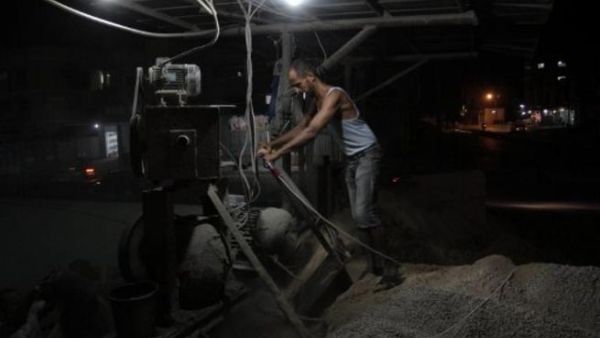 العمال الفلسطينيون في قطاع غزة يعملون ليلا في رمضان 