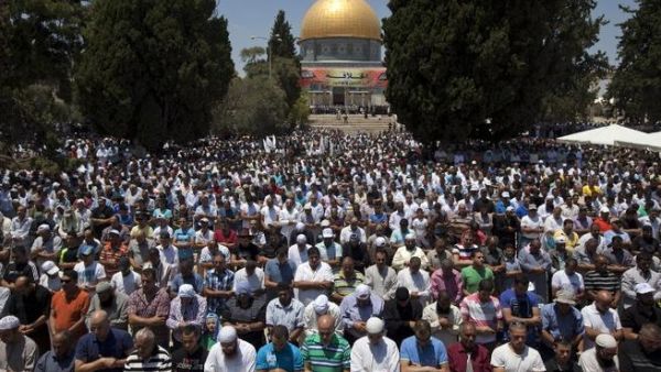 المصلون في باحة المسجد الأقصى.