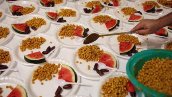 موائد الرحمن في مصر مطعمة بالسياسة