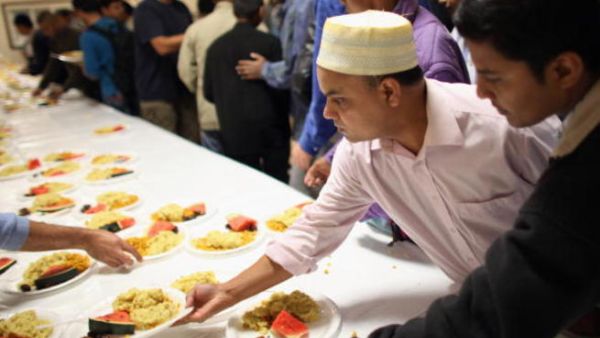 مائدة إفطار جماعي في بريطانيا (أرشيفية). 