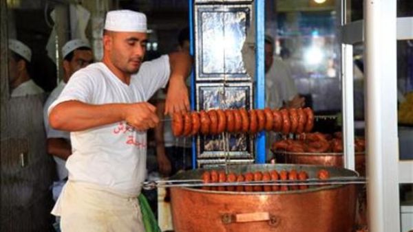 صانع حلويات تقليدية في تونس (المصدر: الأناضول). 