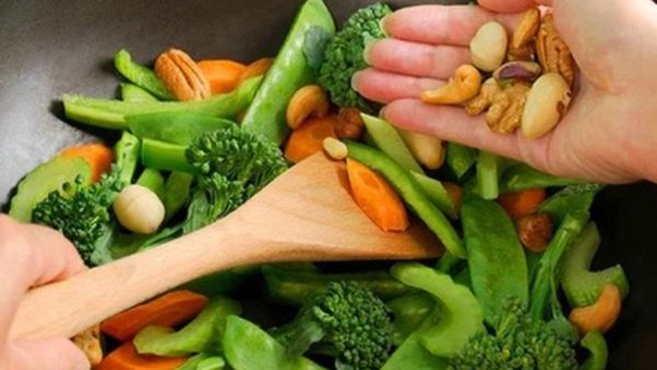 الاعتماد على الخضراوات والفواكه الطازجة أكثر في الغذاء.