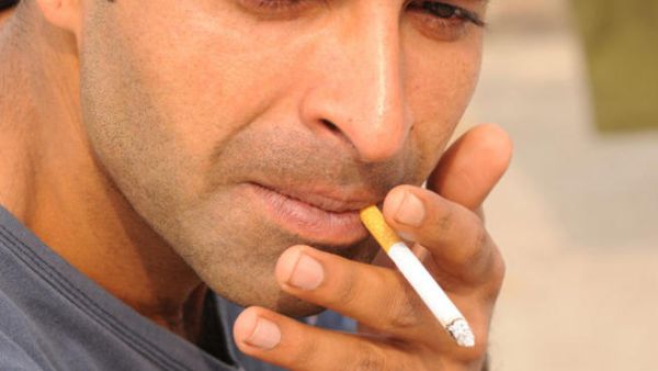 أردني يُطفئ السيجارة في وجه مدخن بنهار رمضان