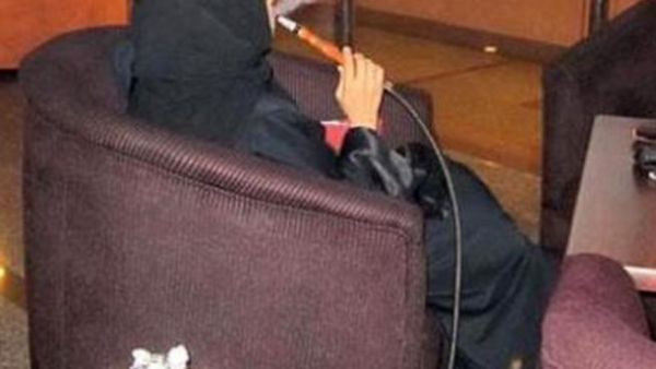  القبض على سعوديات برفقة سودانيين يدخنون الشيشة 
