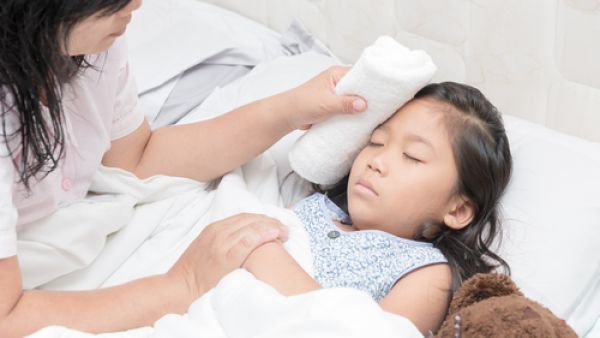 وضع كمية من الماء البارد في وعاء ثم إضافة لها كمية مناسبة من الخل