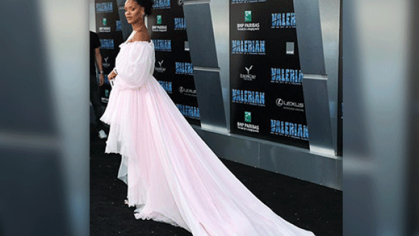 تألقت ريهانا بفستان وردي من تصميم دار أزياء Giambattista Valli