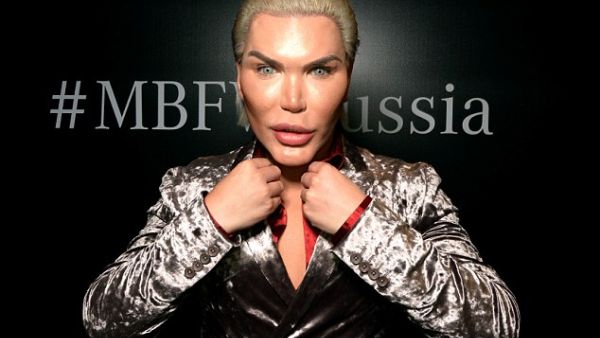 الدمية الإنسان كين "رودريغو ألفيس" في أسبوع الموضة في روسيا