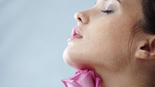 ماء الورد يخفف ظهور البقع السوداء حول العينين