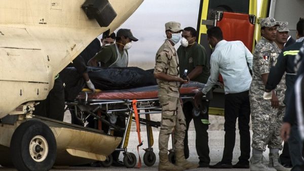 Egyptian paramedics load the corpses of Russian victims of a Russian passenger plane crash in the Sinai Peninsula, into a military plane on October 31, 2015. [AFP File / Khaled Desouki]