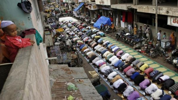 مسلمون يؤدون صلاة العيد في الهند
