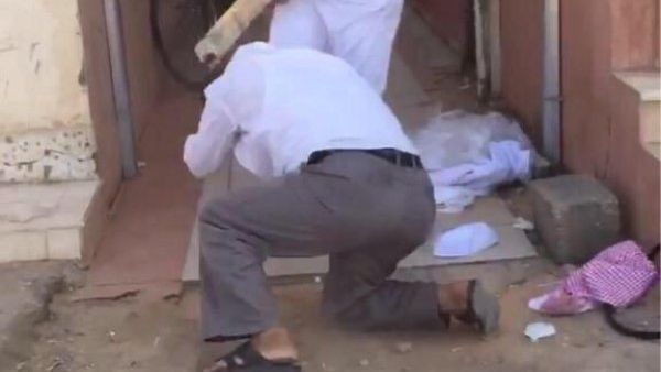 سعودي يعتدي على عامل بالضرب