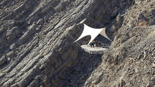 عشاق المغامرة على موعد للانزلاق بسرعات تتراوح بين 120-150 كم في الساعة على ارتفاع 1680 متراً عن مستوى سطح البحر من قمة جبل جيس عشاق المغامرة على موعد للانزلاق بسرعات تتراوح بين 120-150 كم في الساعة على ارتفاع 1680 متراً عن مستوى سطح البحر من قمة جبل جيس