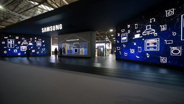 Samsung is introducing its full built-in product lineup at EuroCucina, and among the range of unparalleled kitchen solutions is the brand new Dual Cook Flex™ oven. Samsung is introducing its full built-in product lineup at EuroCucina, and among the range of unparalleled kitchen solutions is the brand new Dual Cook Flex™ oven.