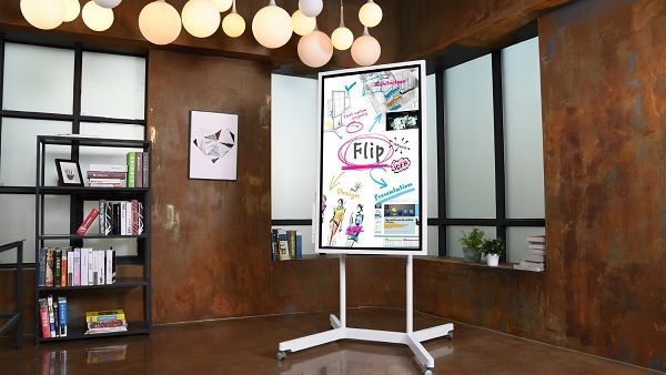 Samsung Flip display expands opportunities to generate game-changing ideas while maintaining the familiar feel of traditional writing.