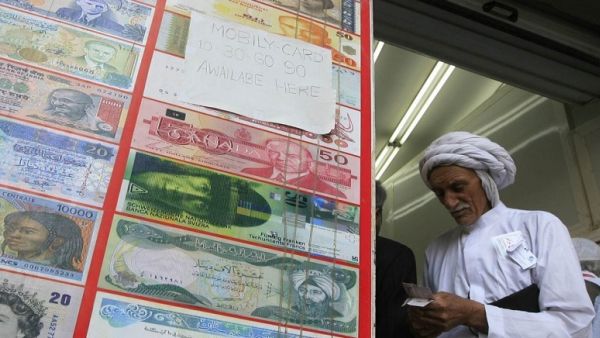 Foreigners working in Saudi Arabia sent home SR10.77 billion ($2.87 billion) in February 2017, 15 percent less than the same time last year. (AFP/Khaled Desouki)
