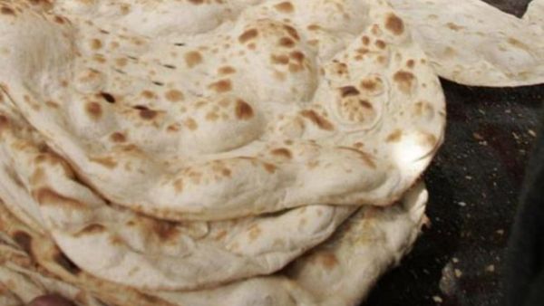 ان الحديث حول اعادة هيكلة الدعم بخاصة الخبز والمحروقات وتحويلها الى اموال نقدية لتلافي الهدر وتمتع من لايستحق للخبز المدعوم من الاغنياء والشريحة المرتفعة من الطبقة الوسطى والوافدين تحتاج الى قدر كبير من العناية والتصرف بهذا الملف الحيوي