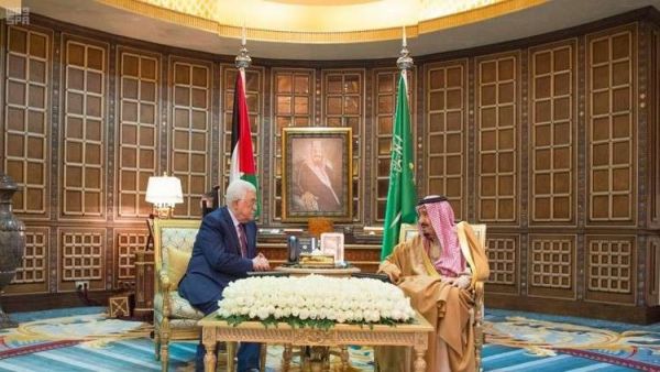 العاهل السعودي والرئيس الفلسطسن خلال لقائهما أمس في الرياض
