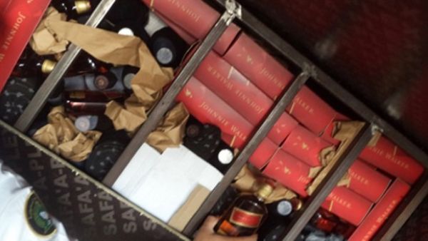 ضبط زجاجات خمر مخبأة في قاع قارب طوله 8 أمتار 