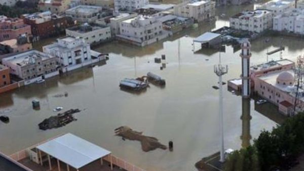 صورة التقطت من الجو توضح شوارع تغمرها مياه الفيضان بعد هطول امطار غزيرة في جدة يوم الخميس.
