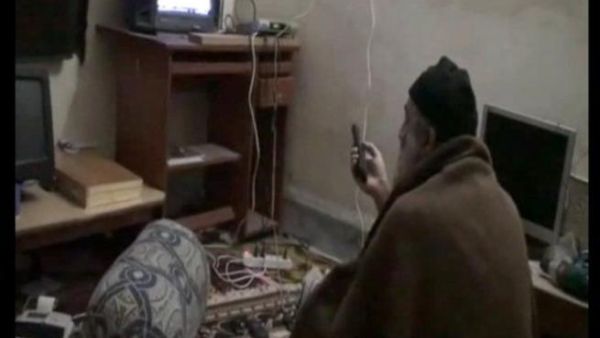 بن لادن يتابع تقريرا عنه في منزله.فيديو وزعته واشنطن بعد مقتل زعيم القاعدة.أ.ف.ب