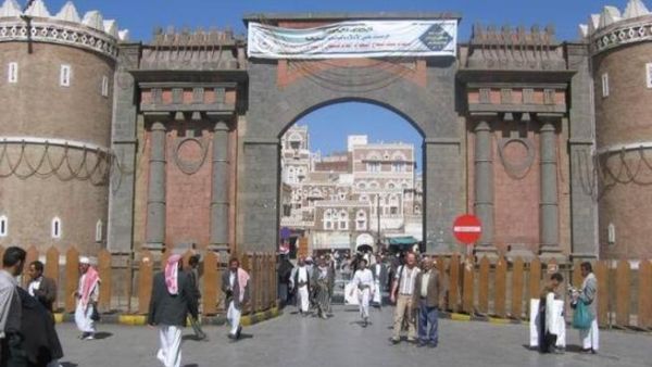 أن الأزمة تعود إلى العام 2010 عندما بدأ العجز في الكميات المعروضة من المشتقات النفطية، وخاصةً ادة الديزل الذي انخفضت الكميات المعروضة منه بحوالي 20%، ثم توالت بعدها عدد من العوامل التي أثّرت على الكميات المتوافرة