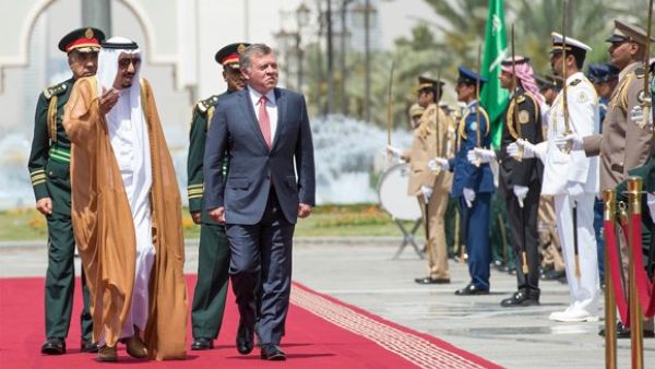 The King of Saudi Arabia receives King Abdullah of Jordan at the airport. (Twitter/Arab News)