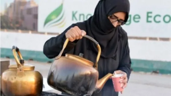 Jumana serving tea on her old stall on the King Abdul Aziz Road (Courtesy Photo)