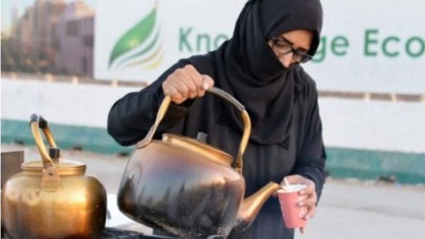Jumana serving tea on her old stall on the King Abdul Aziz Road (Courtesy Photo)