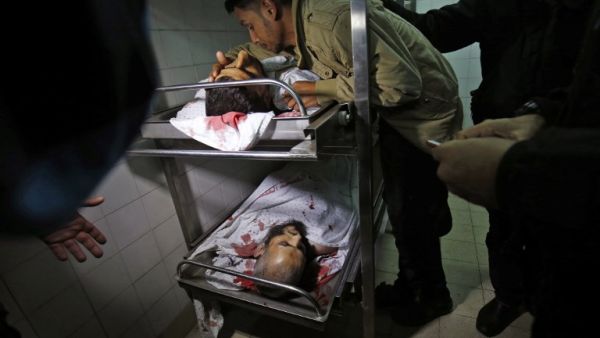 A Palestinian man mourns over the body of a member of the Ezzedine al-Qassam Brigades, killed during an Israeli operation on Khan Younis in the southern Gaza Strip, at a hospital morgue on November 11, 2018. (Said KHATIB / AFP)