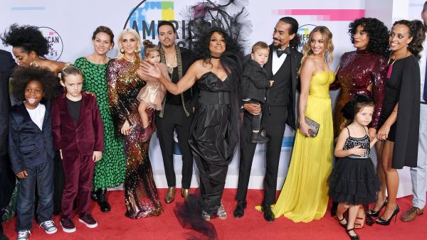 Diana Ross rolls deep with her entire family (Twitter)