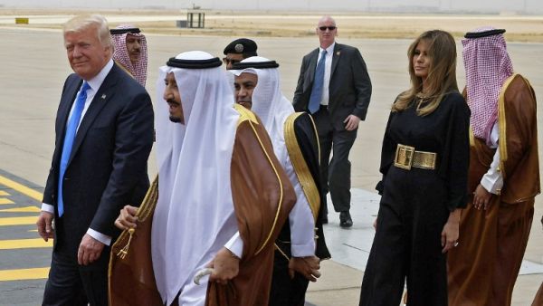 US President Donald Trump (L) is welcomed by Saudi King Salman bin Abdulaziz al-Saud (2nd-L) upon arrival at King Khalid International Airport in Riyadh on May 20, 2017, followed by First Lady Melania Trump (R). (AFP/Mandel Ngan)