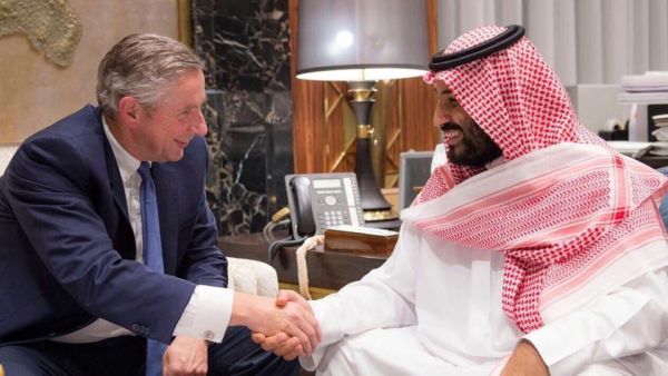 Saudi Crown Prince Mohammed bin Salman shaking hands with Klaus Kleinfeld. (AFP/ File)