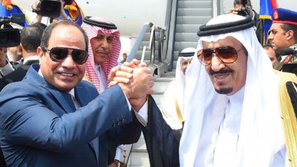 Saudi King Salman (R) shakes hands with Egyptian President Abdel Fattah al-Sisi before leaving Cairo's international airport on Monday April 11, 2016. (AFP)