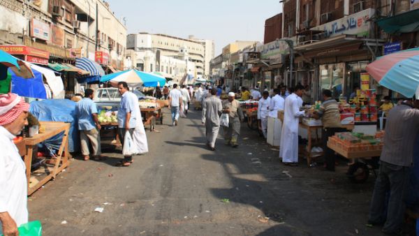 Jeddah’s central vegetables market, which is the largest wholesale market in the Kingdom, is witnessing a drop in supplies, pushing up the prices of green leaves. (Shutterstock)