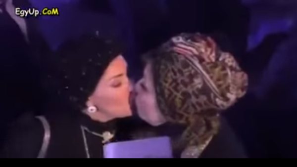 The kiss that went viral on the Internet! (YouTube)