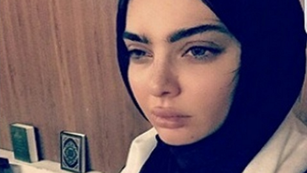 Amar looks heartbroken as she mourns the death of her mum. (Snapchat)