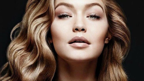 Gigi Hadid and Zayn Malik are firmly back on after the model posted a sweet picture of her kissing the former One Direction star. (Instagram)